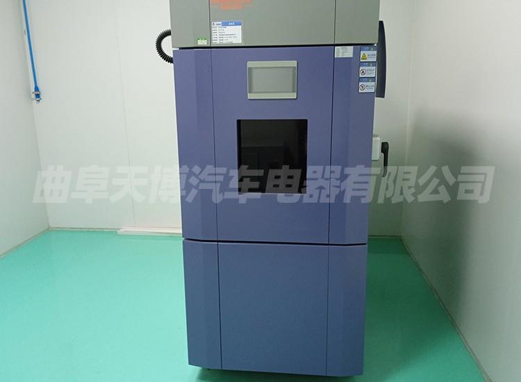 Air cooled xenon lamp test chamber