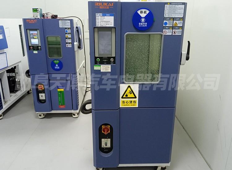 Rapid temperature change test chamber
